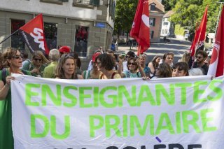 Environ 500 personnes s'étaient réunies lundi soir à Lausanne pour réclamer davantage de moyens pour les classes 1-2P (archives). KEYSTONE/CYRIL ZINGARO